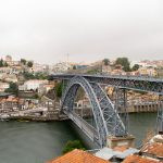 uma ponte. rua é parte de outras estórias por Ca Mila