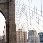 detalhes de uma ponte. rua é parte de outras estórias por Ca Mila