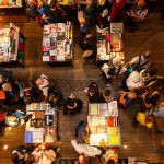 pessoas em uma livraria. rua é parte de outras estórias por Ca Mila