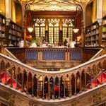 pessoas em uma livraria. rua é parte de outras estórias por Ca Mila