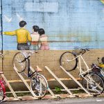 bicicletas. rua é parte de outras estórias por Ca Mila