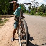 um ciclista. rua é parte de outras estórias por Ca Mila