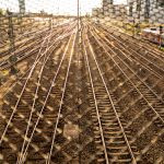 trilhos do trem. rua é parte de outras estórias por Ca Mila