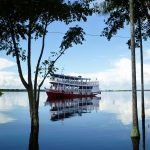 barco e reflexo na água. rua é parte de outras estórias por Ca Mila