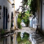 rua e reflexo do entorno na superficie da água. rua é parte de outras estórias por Ca Mila