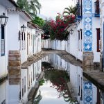 rua e reflexo do entorno na superfície da água. rua é parte de outras estórias por Ca Mila