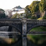 ponte e reflexo na superfície da água. rua é parte de outras estórias por Ca Mila