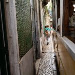 uma calçada. rua é parte de outras estórias por Ca Mila