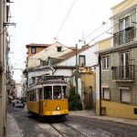 vista de uma rua na cidade. rua é parte de outras estórias por Ca Mila