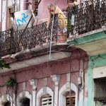 uma pessoa numa casa. rua é parte de outras estórias por Ca Mila